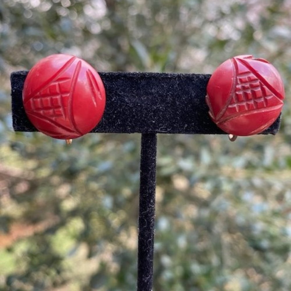 VTG BAKELITE Cherry Red Carved Button EARRINGS - Picture 3 of 9